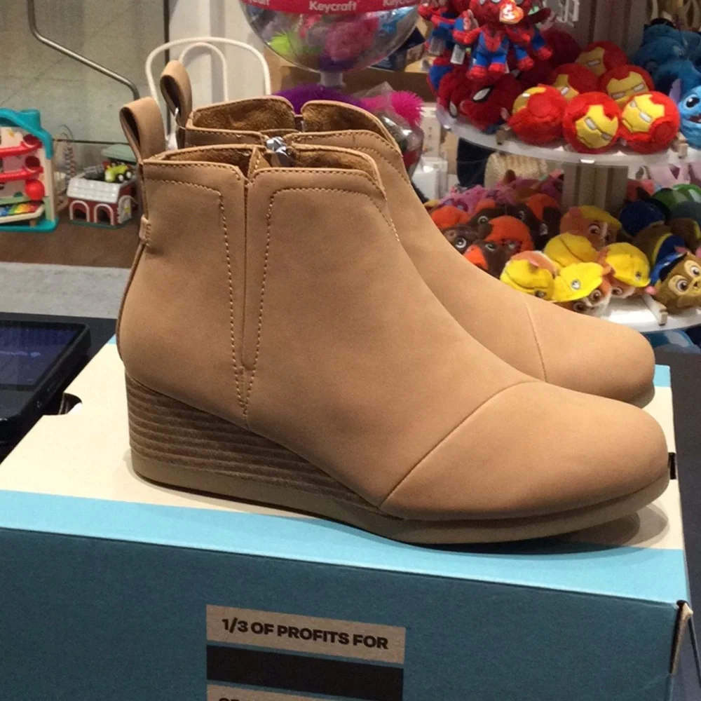 TOMS Clare